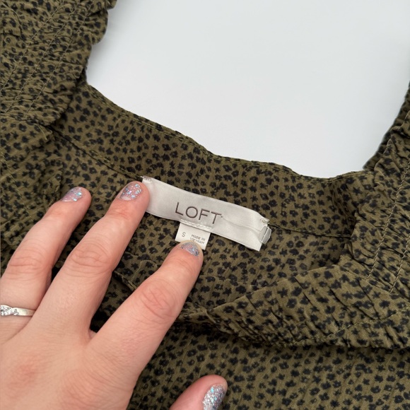 Women’s Ann Taylor LOFT Green and Black floral feminine shirt Sz Small - Picture 8 of 10